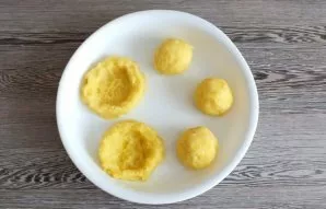 Take a spacious baking sheet. Roll the warm puree into balls the size of tennis balls. Leave for 5 minutes so that the potatoes dry sligh...