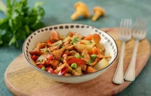 Vegetable stew with chanterelles ready, serve with finely chopped greens. Delicious!
