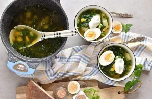 Pour the soup into plates and serve with an egg cut in half and fresh sour cream.