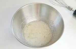 While the eclairs are cooling, prepare a cream. To do this, mix two egg whites, sugar, a small pinch of citric acid and vanilla.