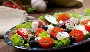 Put all the ingredients in a deep salad bowl, season with lemon juice and oil. Salt, pepper, add oregano. Mix and serve.