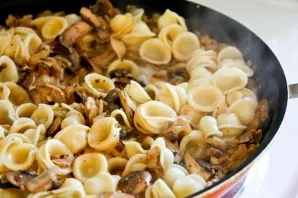 If the mushrooms are served with pasta, as in this case, then after boiling they can be immediately put in the pan.