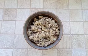 Put the baked mushrooms with onions in a ceramic baking sheet.