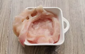 Lubricate the baking form with vegetable oil and place the breast.