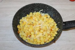 Fry onions and potatoes over low heat until tender.