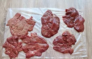 Place the liver between two pieces of film so that it does not tear and beat gently, season the beaten liver with pepper.