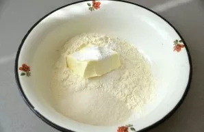 Prepare the crumbs for sprinkling, put soft butter, sugar and flour in a bowl.