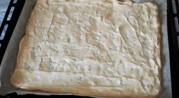 Remove the baked moreng from the oven and let it cool completely.