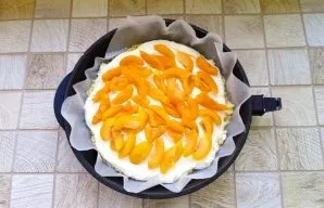 Wash the apricots, remove the dice and chop. Distribute on top of the curd filling.