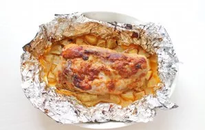 Uncover the foil and bake for another 15 minutes. Then take it out and leave it for 15-20 minutes. Slice the pork and serve with the appl...