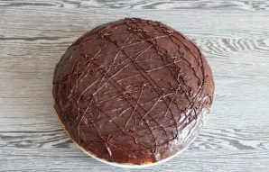 Spread the cake with icing, arrange as desired.