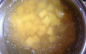 We take the meat out of the broth, strain the broth and put the potatoes in a saucepan, salt and boil until the potatoes are cooked.