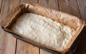Line the shape of the cake with baking paper and pour all the dough, smooth it with a spatula.