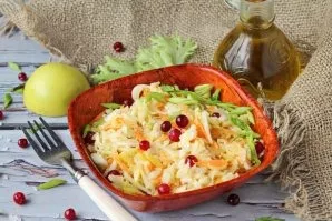 Add cranberries to the cabbage salad, sprinkle with chopped onion leaves and serve. Delicious!