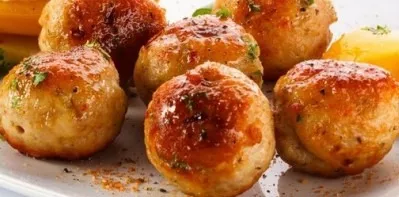 We lay out the finished cutlets on plates and serve them with fresh vegetables and herbs or sauce. Delicious!