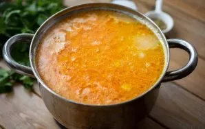 Put the fried vegetables in a saucepan.