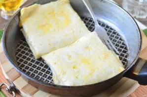 Put the cakes in a pan with hot oil.