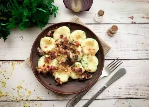 Put the dumplings on a plate, sprinkle with fried onions and meat on top. Potato dumplings are Polish-prepared. Delicious!