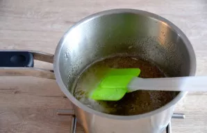 Remove the sugar syrup from the heat, cool slightly (2-3 minutes).