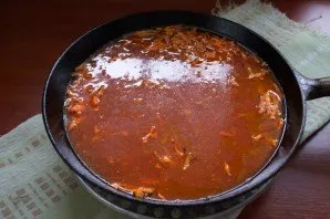Pour in the tomato juice and let it brew. Add salt and spices. With the resulting sauce pour the dumplings.
