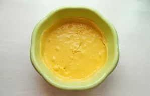Beat the cream, add the mango puree to the cream and beat until smooth.