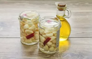 Sprinkle the top of the garlic with vegetable oil.