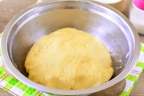 Knead the dough. Leave to rest for 15 minutes.
