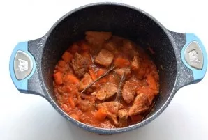 Increase the heat to medium and simmer until the sauce thickens. Put a sprig of rosemary on it and turn off the fire. Let the meat stand ...