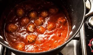 Put one by one in boiling sauce. Simmer over low heat for about 30-45 minutes, depending on the size of the balls.