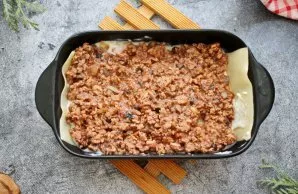 Brush with sauce and put a little prepared mince on top, coat again with sauce. Repeat the layers several times.