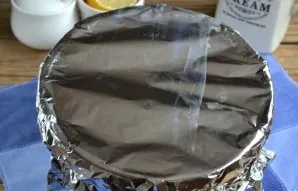 Cover the form with foil and put the container to bake in the oven for 35-40 minutes.