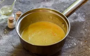 Add all the spices to taste, bring to a boil and turn off the fire. When serving, put mussels on a plate.