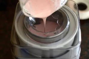 Pour the resulting mass into the ice cream maker and continue to cook according to the instruction.