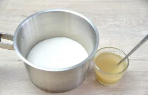 Pour sugar into a pot, add soaked agar-agar, heat on medium heat until it boils. Cook, stirring, for 2 minutes after boiling or according...