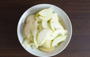 If the apples are sour, then they can be lightly sprinkled with sugar. This is optional.