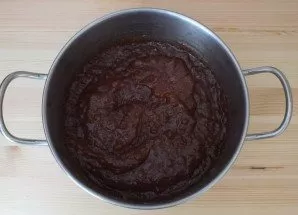 Jam is ready to be laid out in jars. By this time, the jars should be clean and dry.