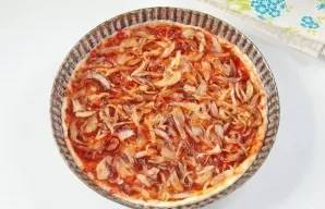 Spread the onion filling evenly on top.