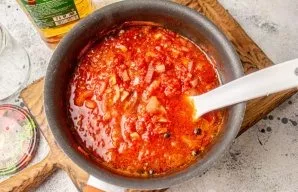 Pour in the vinegar, boil for another 2-3 minutes.