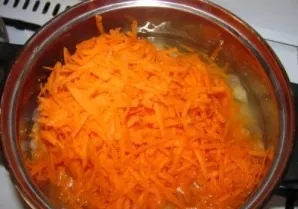 When the beans are ready, add onions and carrots to them. We continue to boil.