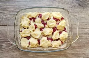 Use a spoon to spread the rest of the dough in heaps over the entire surface.