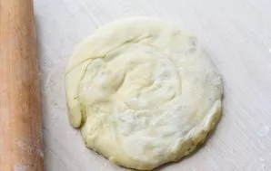 Roll this snail into a thin cake with a rolling pin.