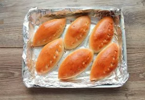 Place a baking sheet with cakes in a hot oven and bake at a temperature of 180 degrees for 20-25 minutes. Remove the cakes and grease the...
