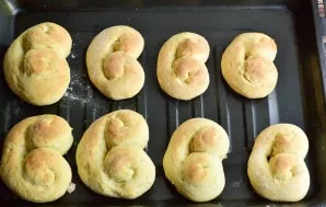 Put the baking sheet in the oven for 30 minutes. Set the cooking temperature to 190 degrees.