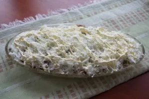 Separate the egg whites from the yolks. Grate the whites and lay out another layer, spread a little mayonnaise on top.