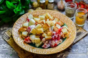 Put the salad on a plate, sprinkle with toast and serve.