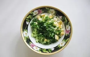 Wash the parsley, chop finely and put on a plate.