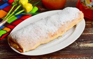 If you want, you can season it with powdered sugar. The strudel is ready! Delicious!