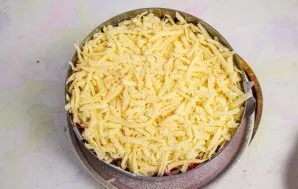 Grate the cheese and put it on top of the salad. Put the salad in the fridge for an hour or two.