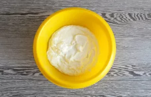 Beat cottage cheese with sugar and 100 ml of milk in a bowl.