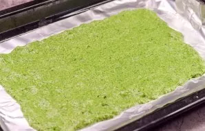 Grease the baking sheet with oil and put the dough in an even layer. Bake for 20 minutes.